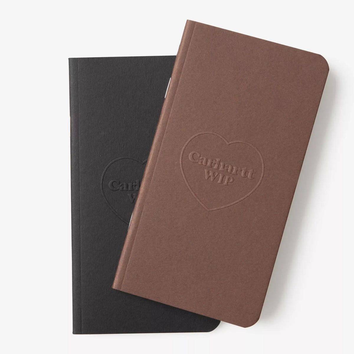 Set de 2 carnets Heart Pocket Carhartt WIP, couvertures souples noire et marron gaufrées du logo cœur, à plat