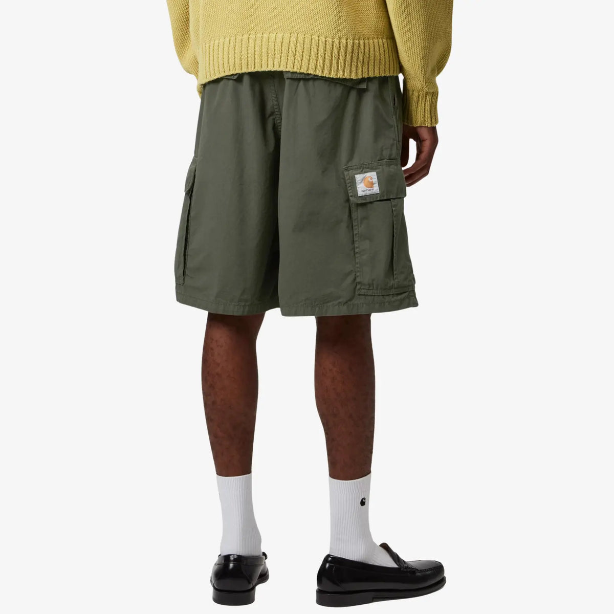 Short Cole Cargo kaki olive vu de dos porté, poches arrière à rabat et poche cargo sur la cuisse droite