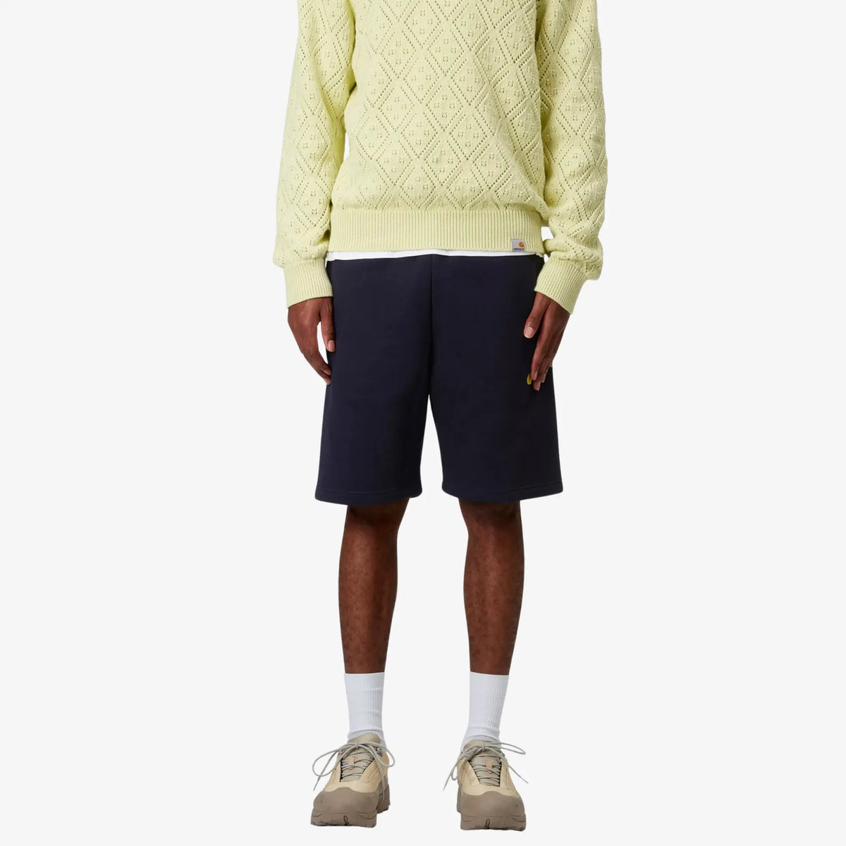 Short Chase bleu marine porté de face, jambes droites et fluides sous une taille élastique apparente