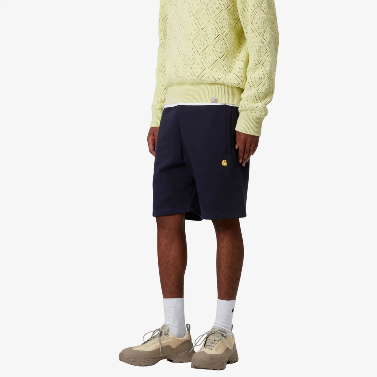 Short Chase bleu marine de trois quarts, logo C doré brodé sur la jambe et entrée de poche latérale nette
