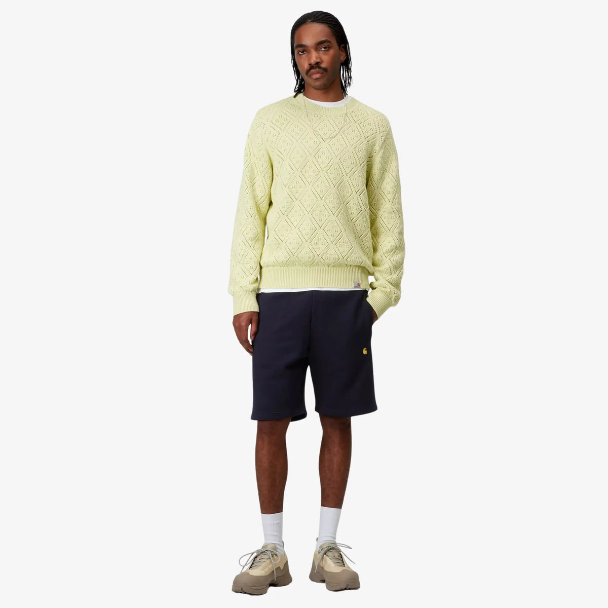 Silhouette complète avec le short Chase bleu marine en molleton mat, coupe ample et ourlet droit piqué