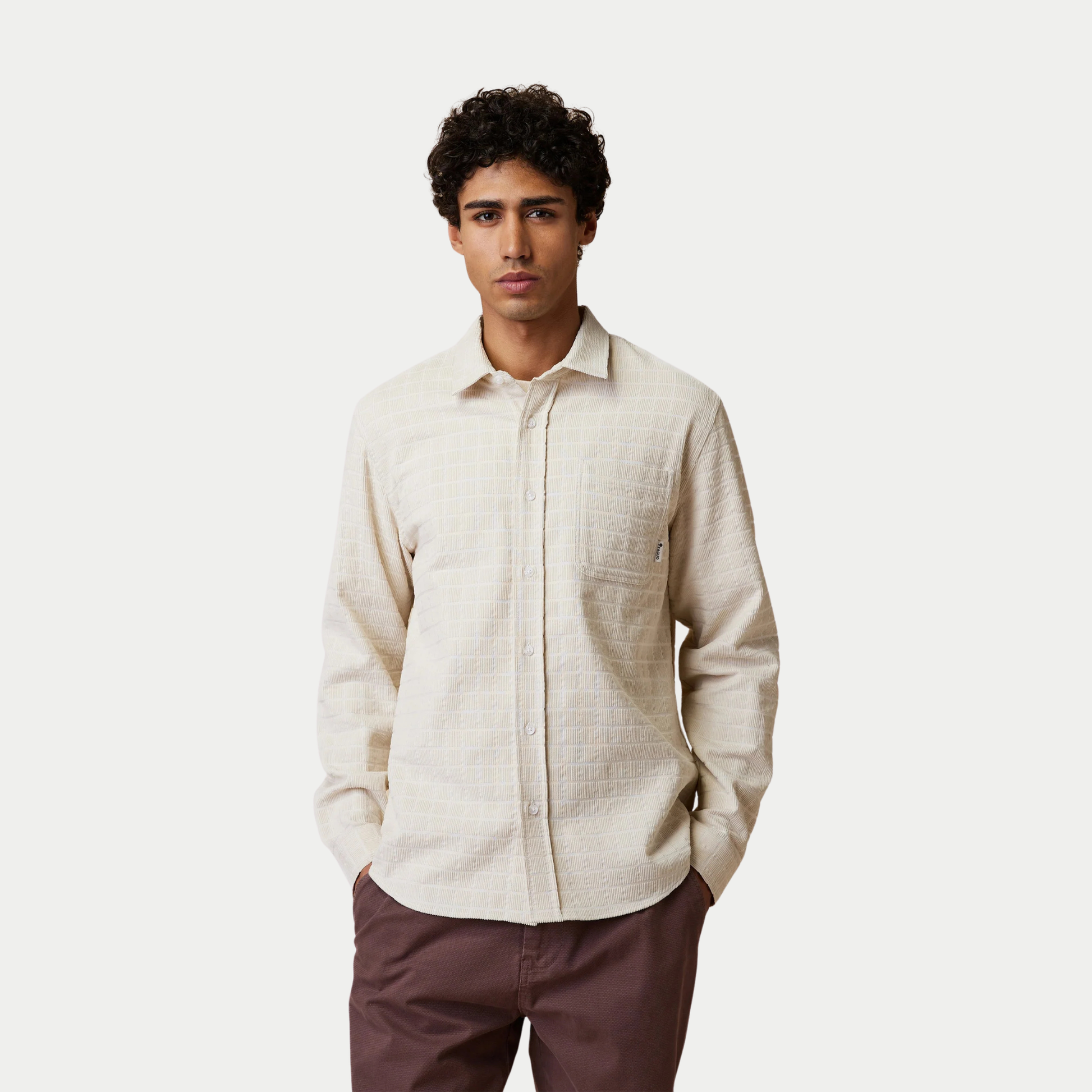 Chemise Signy Faguo beige écru portée fermée, coupe ample sur un pantalon bordeaux
