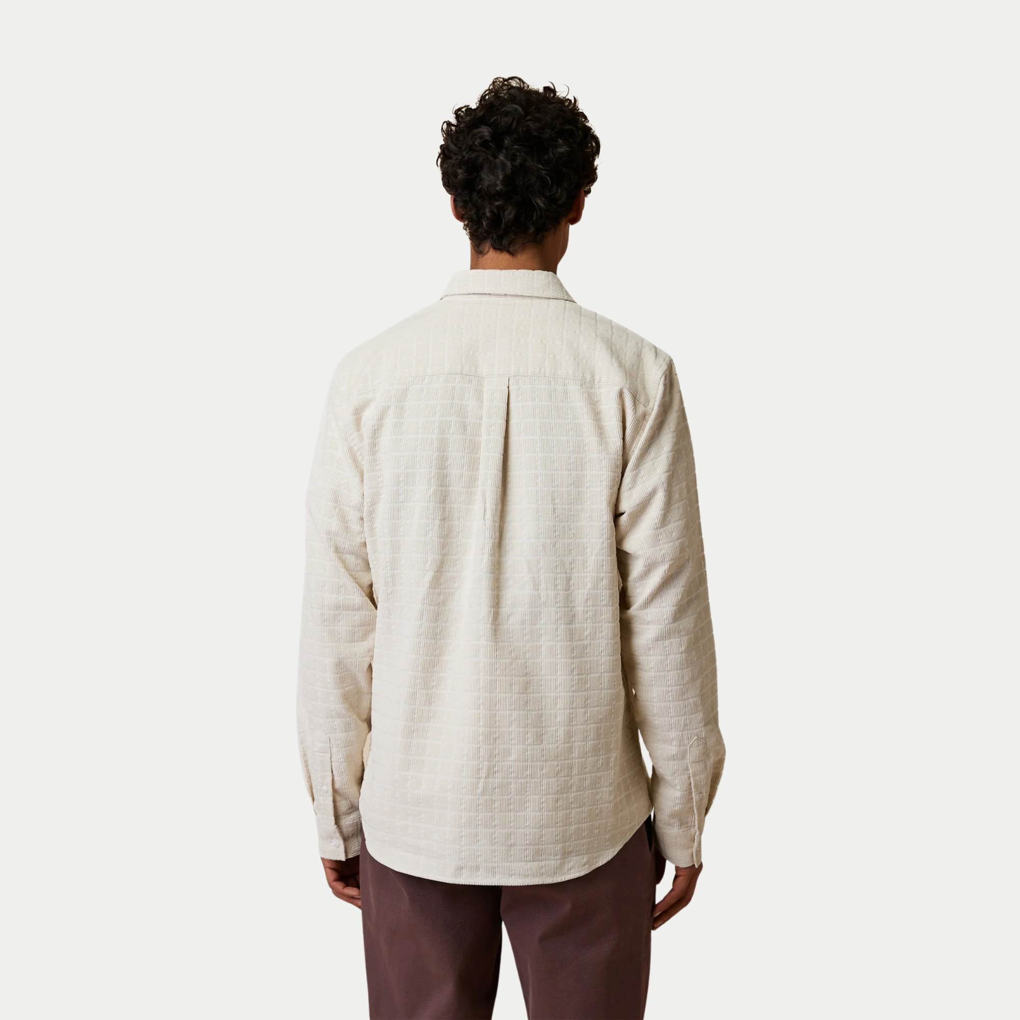 Dos de la chemise Signy Faguo beige écru : empiècement d'épaule et pli d'aisance central