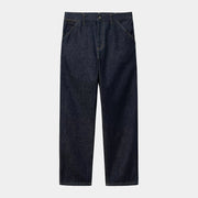 Single Knee Pant Blue Rinsed à plat de face, denim indigo brut, poches biaises et surpiqûres or contrastées