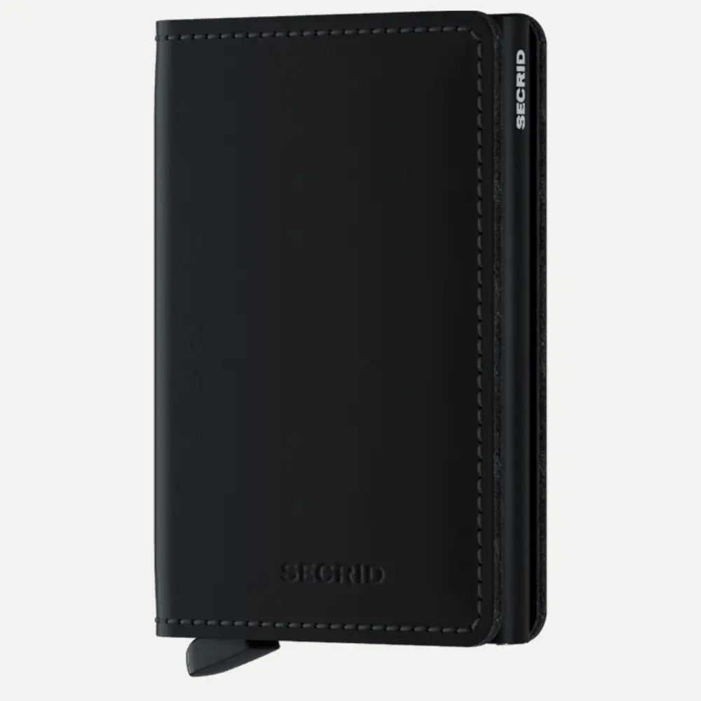 Portefeuille plat en cuir noir mat fermé, debout de face, boîtier noir en tranche