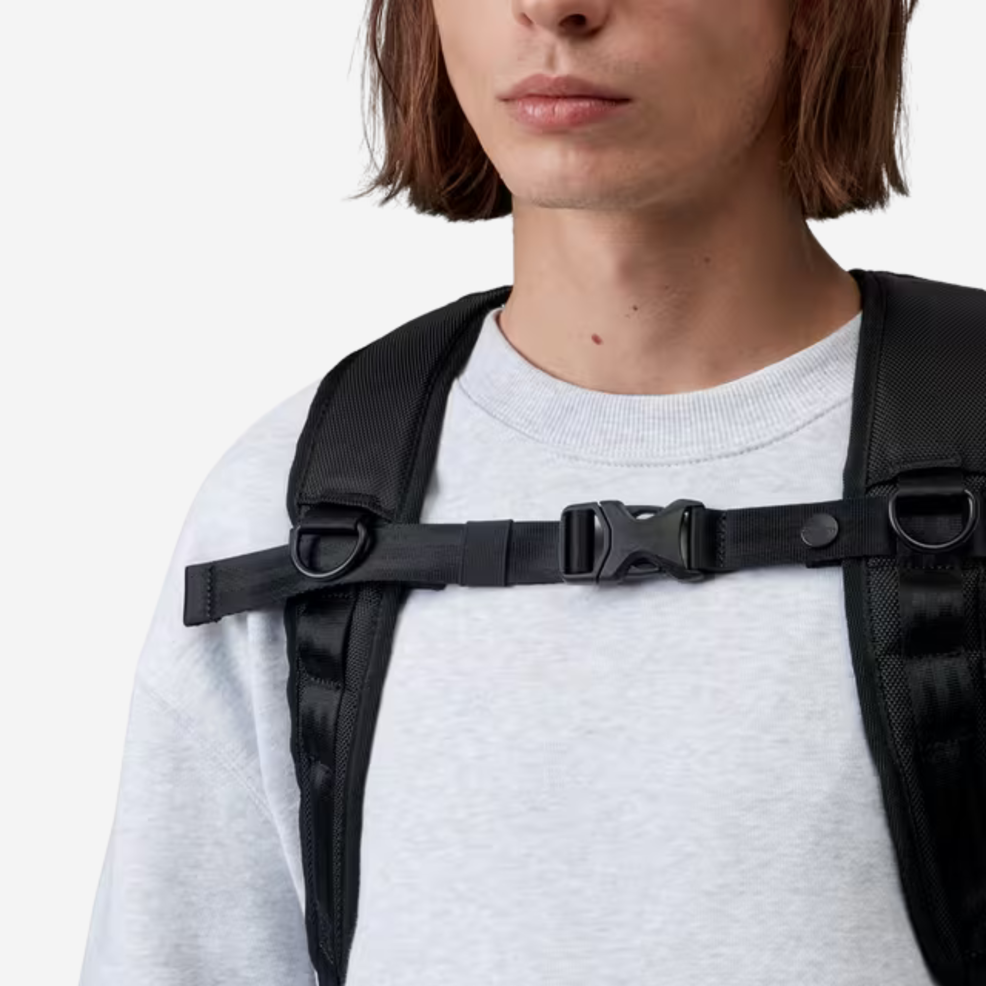 Détail des bretelles matelassées et de la sangle de poitrine à clip du Richmond noir Carhartt WIP