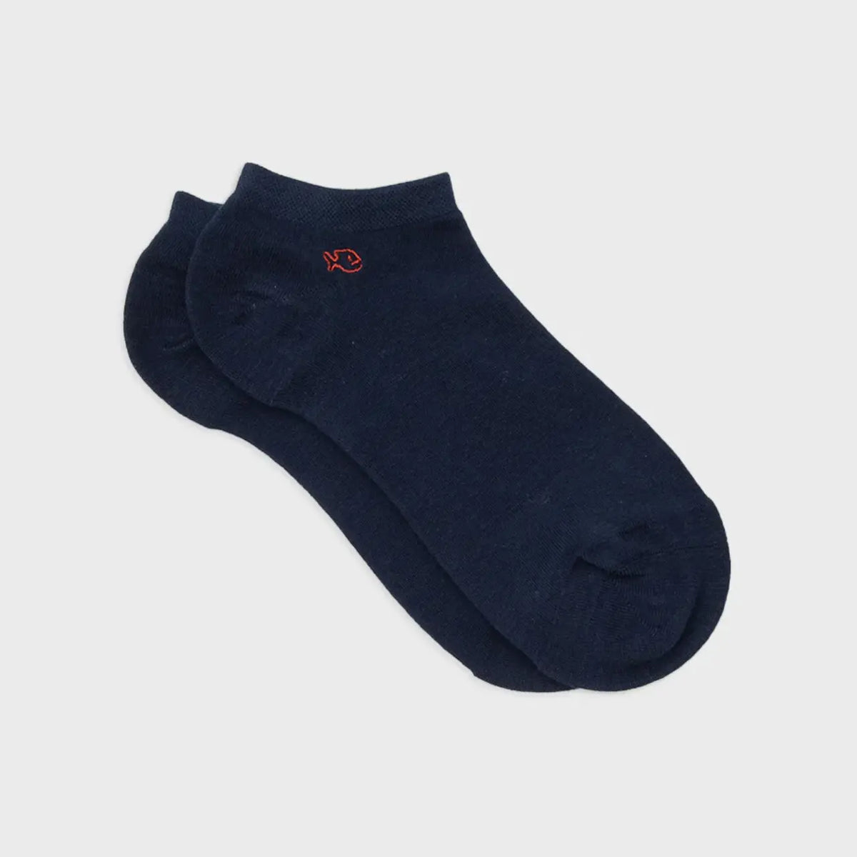 Paire de socquettes basses bleu marine à plat, poisson brodé rouge près du bord