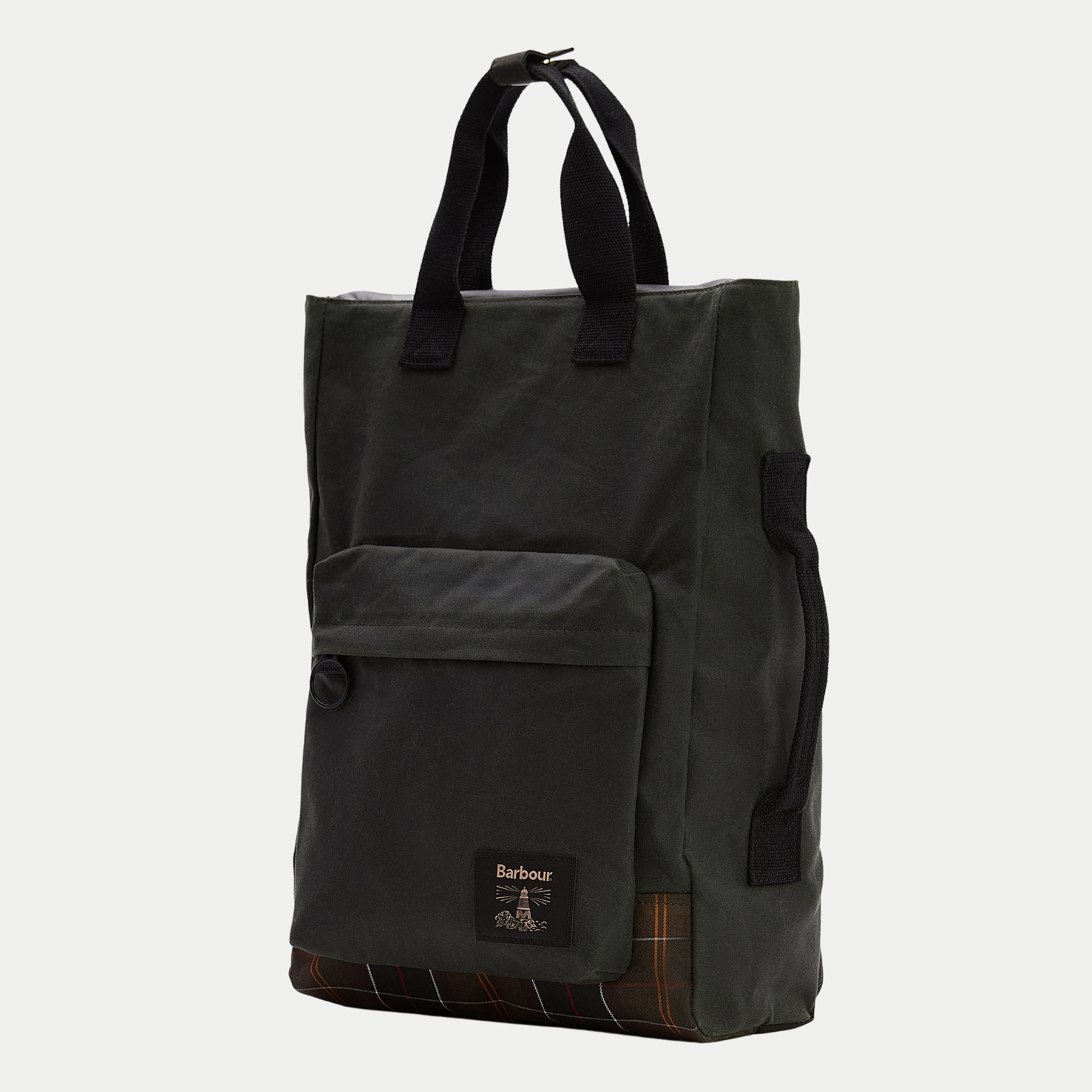 Sac à dos Barbour Field Wax Sage de trois quarts, poche avant et patch Barbour au phare