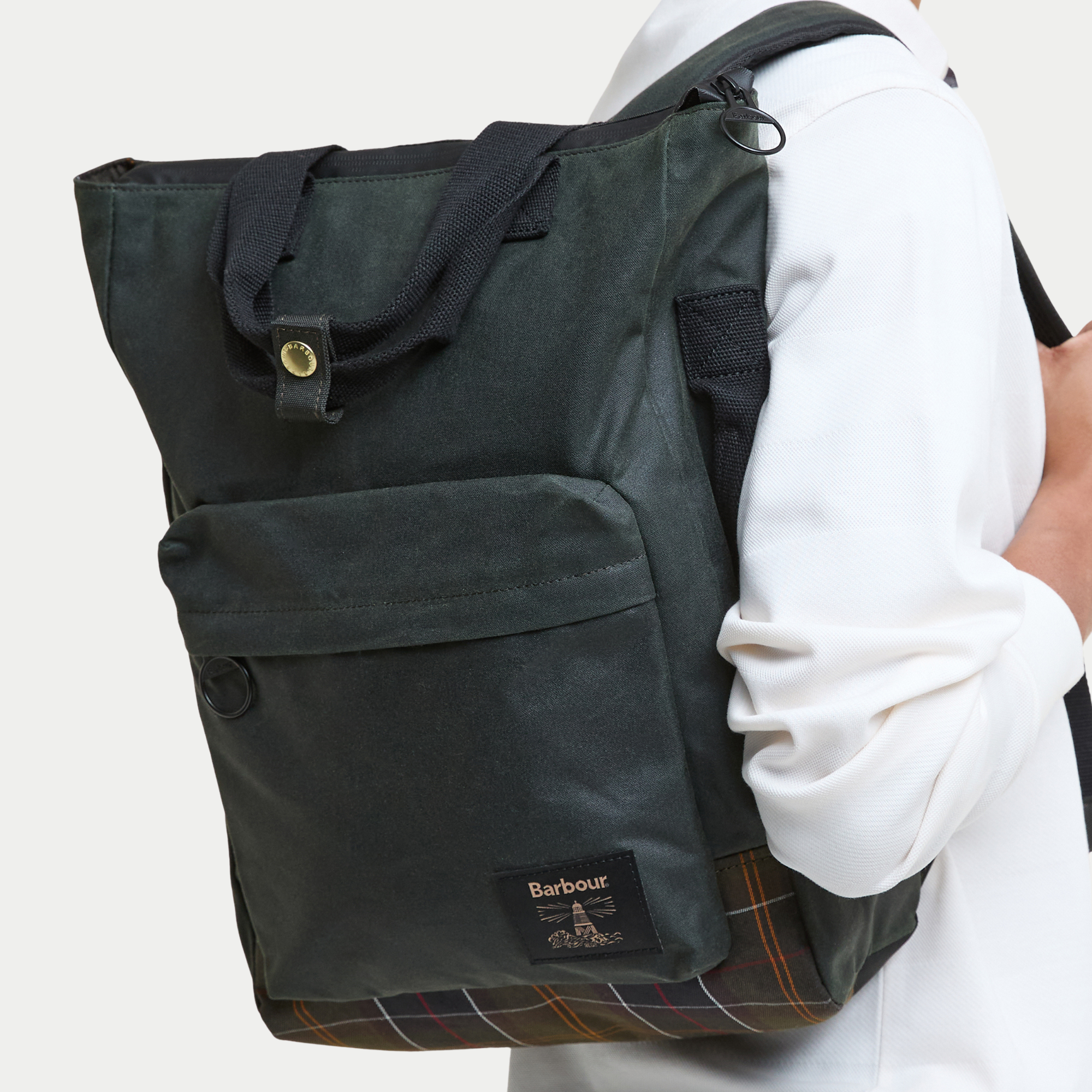 Sac à dos Field Wax Sage porté à l’épaule, poignées et bretelles en sangle noire