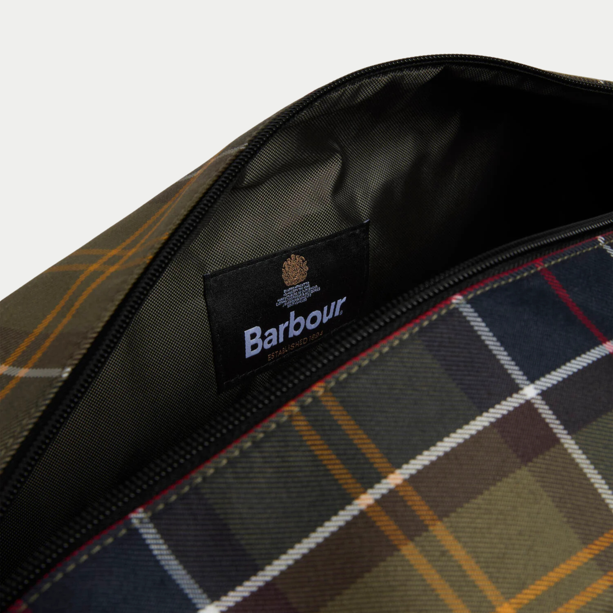 Intérieur zippé du sac Torridon Barbour, doublure olive foncé et étiquette Barbour cousue