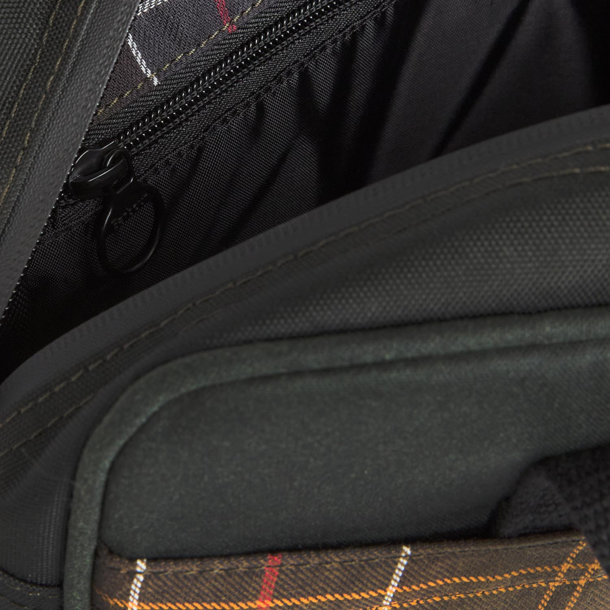 Intérieur de la sacoche Barbour Wax Field Sage : doublure tartan Barbour Classic et poche zippée