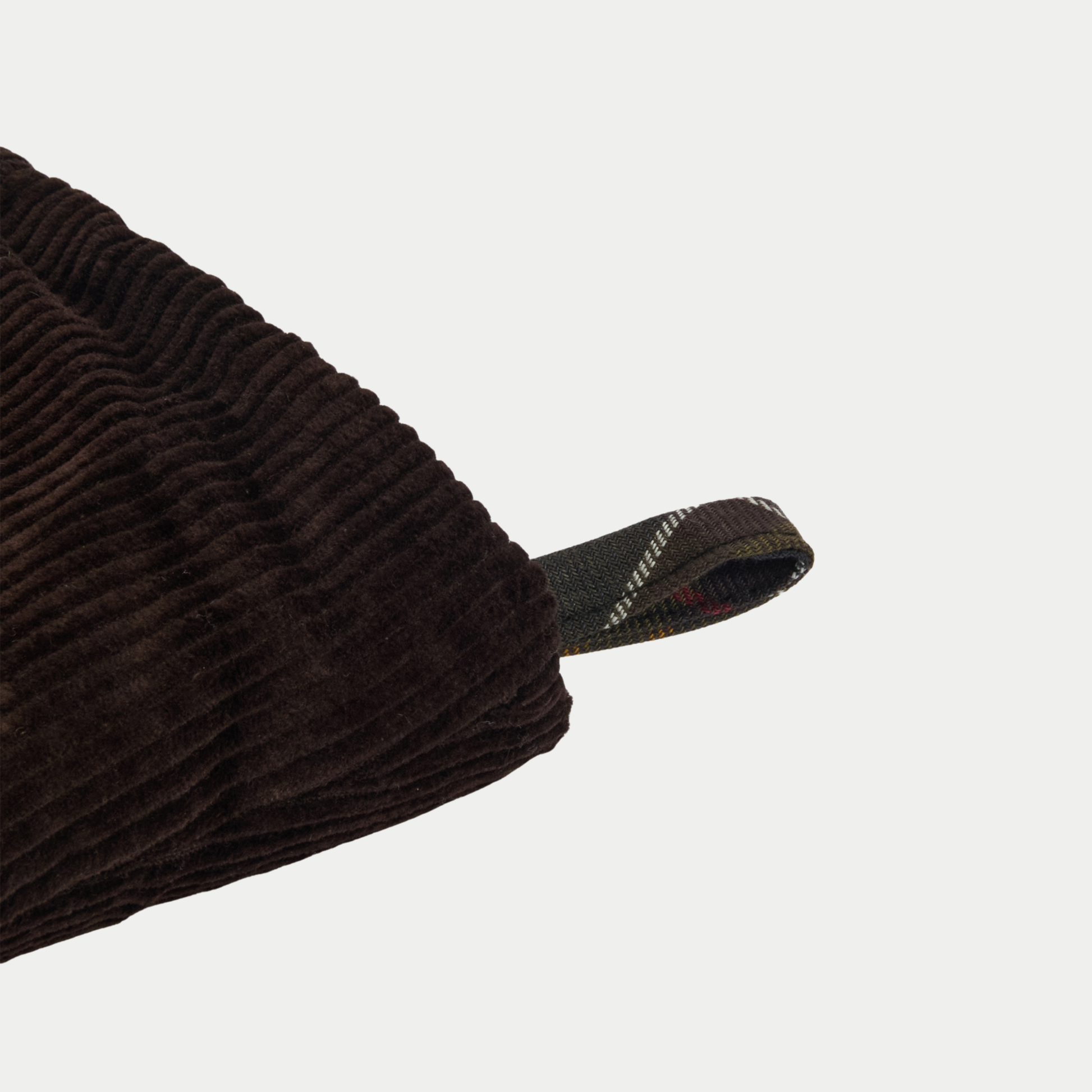 Gros plan de la boucle de suspension en tartan cousue sur le revers en velours côtelé brun de la chaussette de Noël Barbour