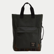 Sac à dos Barbour Field Wax Sage en coton ciré vu de face, poche avant à rabat et base en tartan Classic