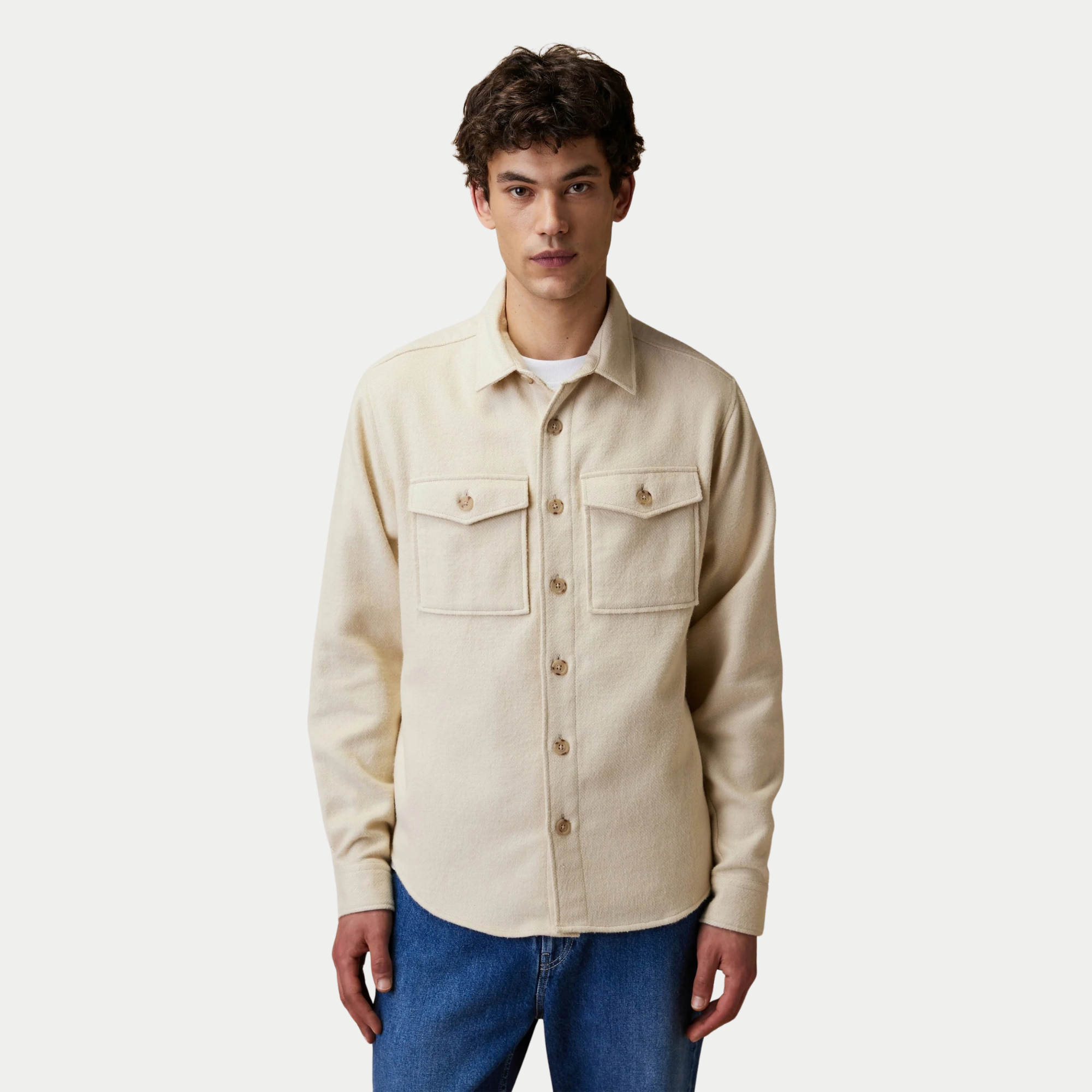 Surchemise Flavigny écru Faguo portée de face sur un jean bleu, coupe ample et col chemise