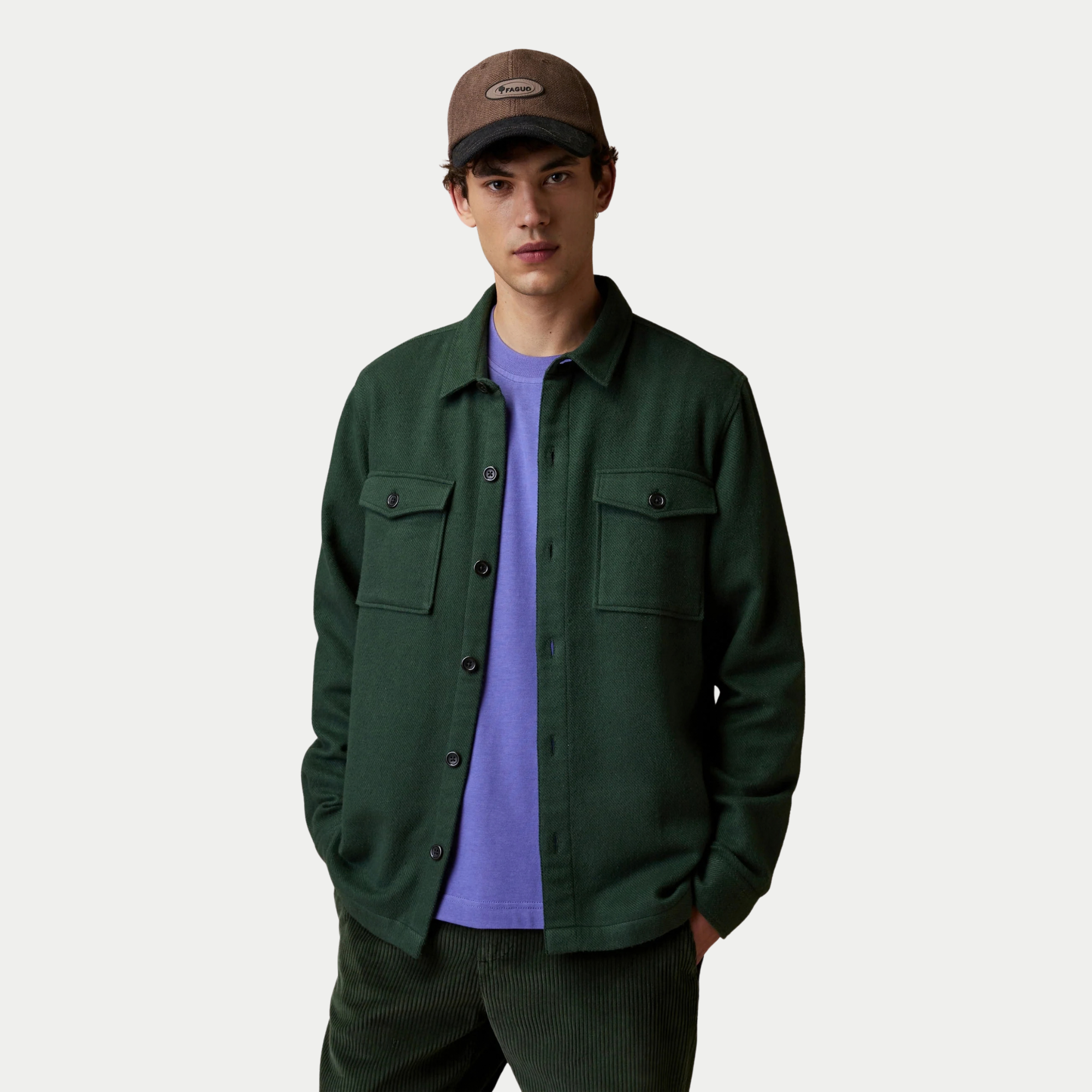 Surchemise Flavigny vert foncé Faguo portée ouverte sur un t-shirt violet, vue de face