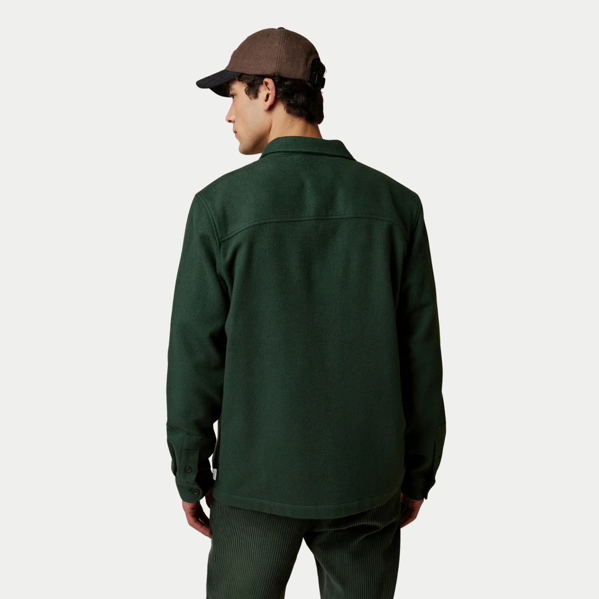 Surchemise Flavigny vert foncé Faguo vue de dos, empiècement d’épaules et poignets boutonnés