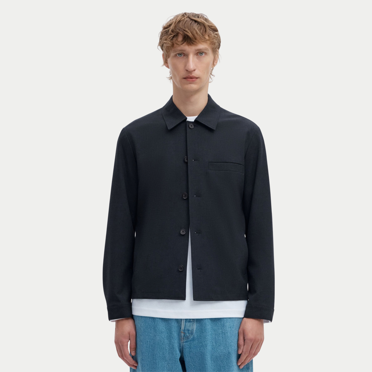 Surchemise Robert bleu marine Selected Homme portée boutonnée sur un T-shirt blanc et un jean