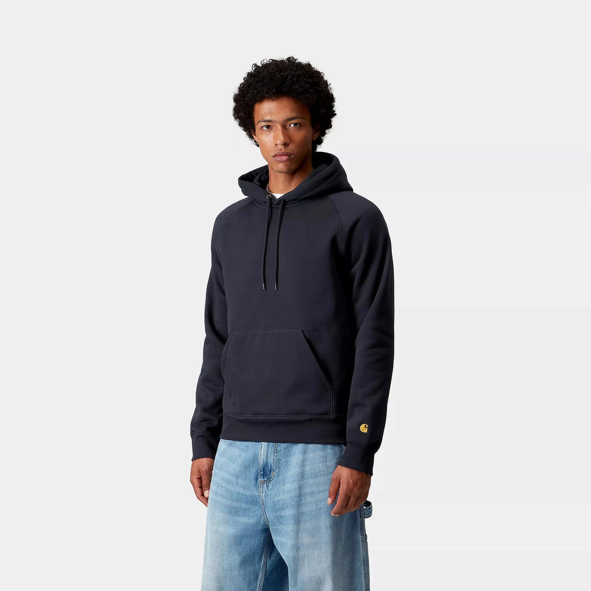 Sweat à capuche Chase Carhartt WIP Bleu Marine porté de face, logo C brodé doré au bas de la manche