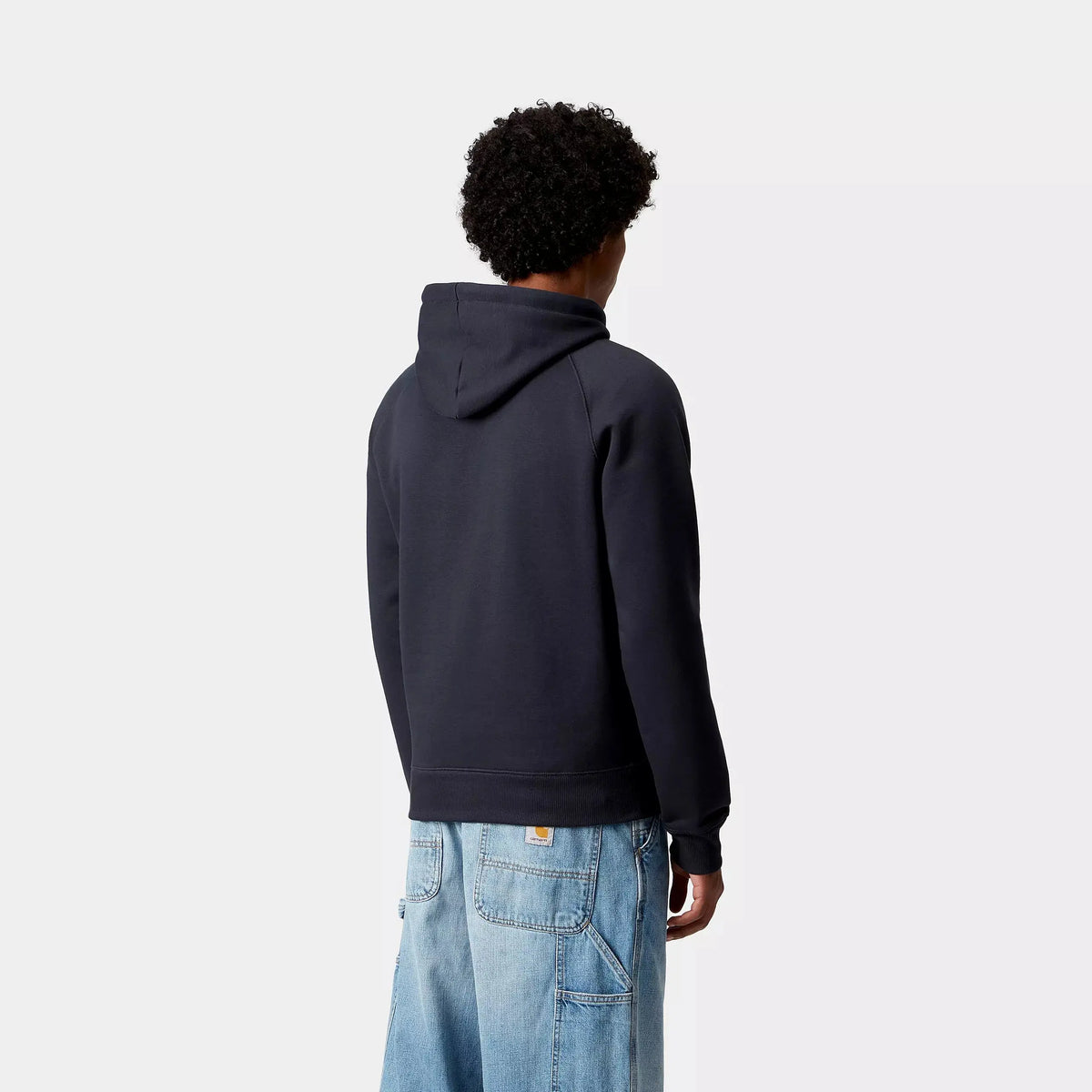 Hoodie Chase Bleu Marine vu de dos porté, capuche rabattue, coutures raglan et bas en bords-côtes