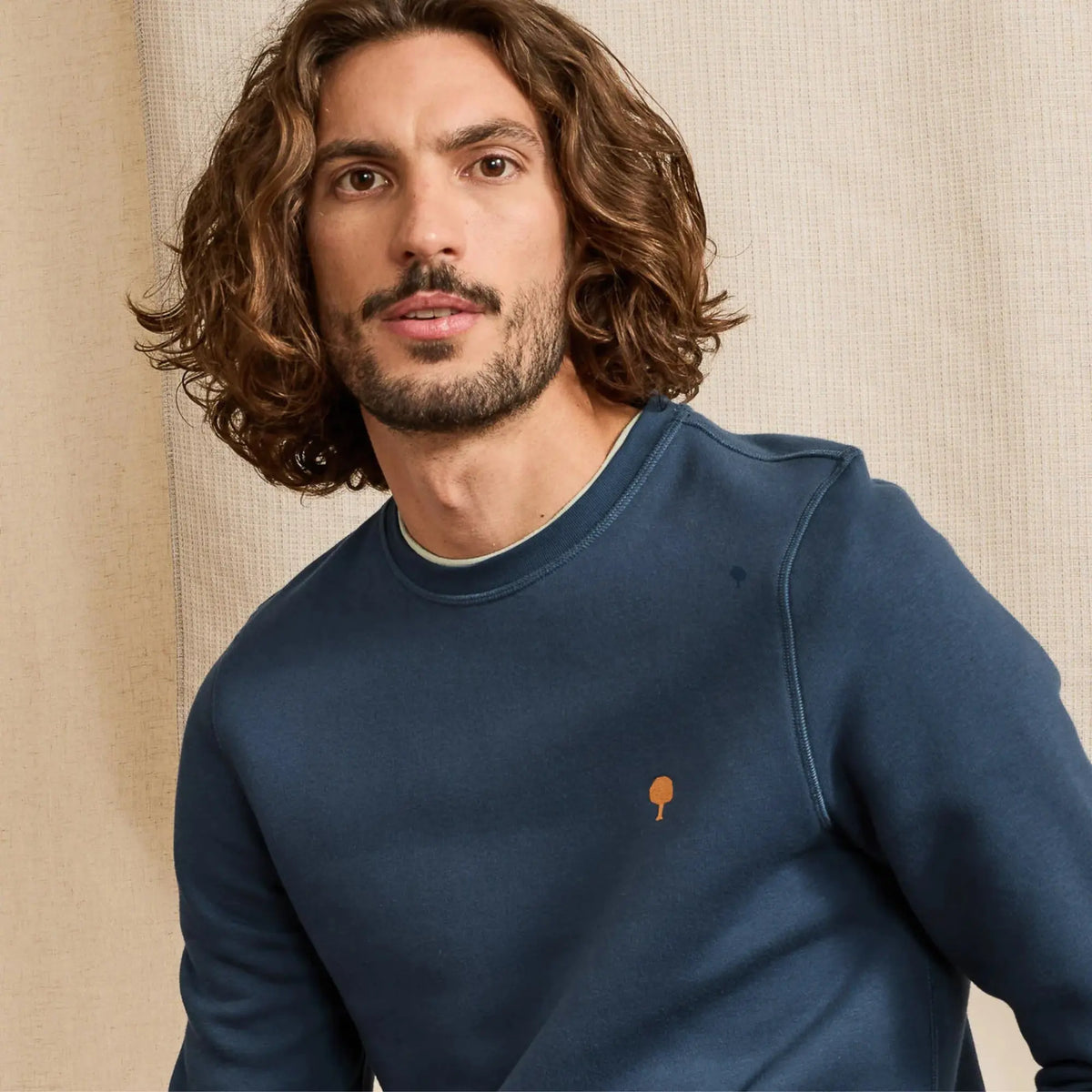 Buste du sweat Donzy bleu porté, encolure ronde et épaules aux coutures marquées