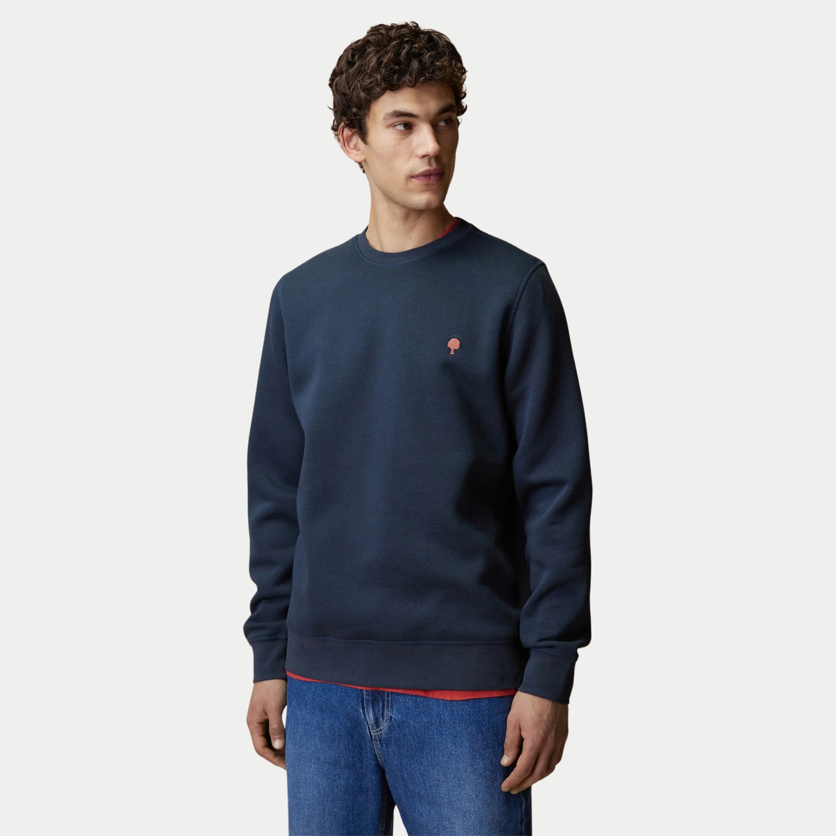 Sweat Donzy Bleu Marine Faguo porté de face, coupe droite et bord-côte à la taille