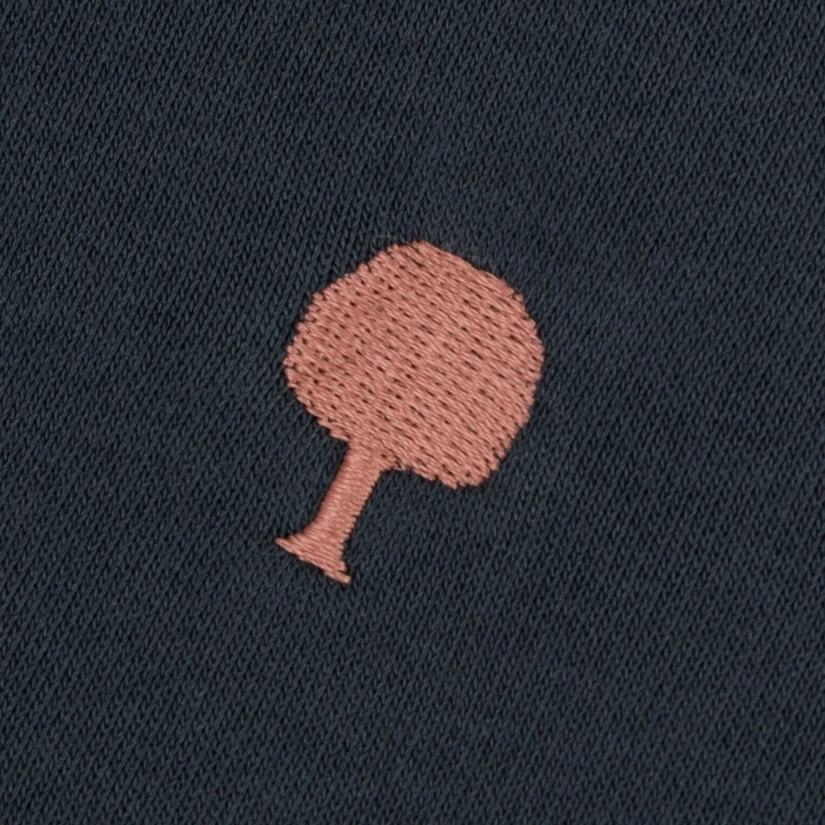 Détail de la broderie arbre terracotta sur le molleton bleu marine du sweat Donzy Faguo