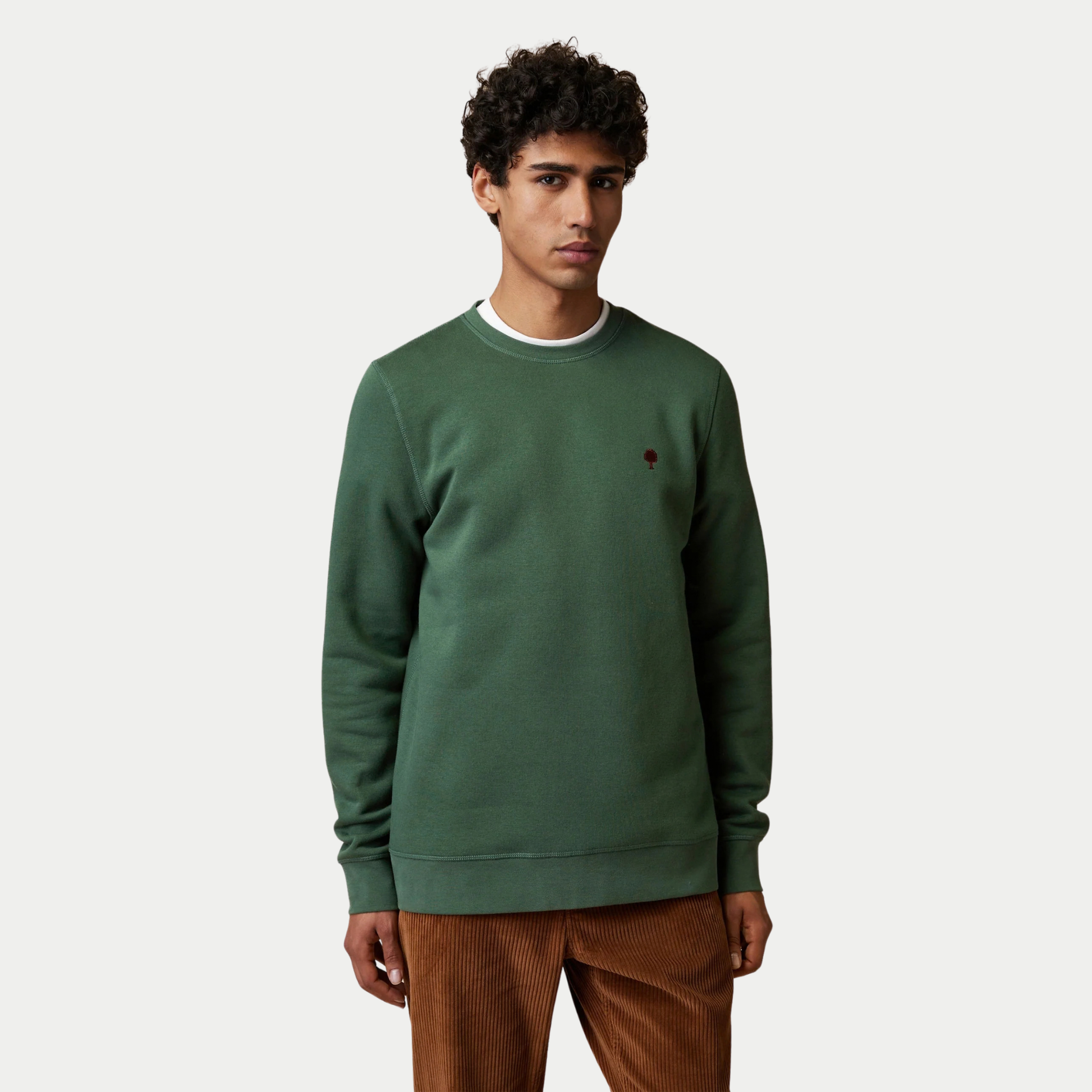 Sweat Donzy Vert Forêt Faguo porté de face, coupe droite et broderie arbre sur la poitrine