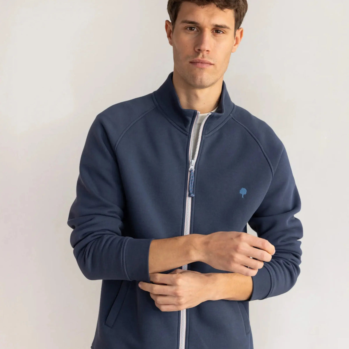 Sweat Horte bleu marine porté zippé, tirette cordée et manches raglan