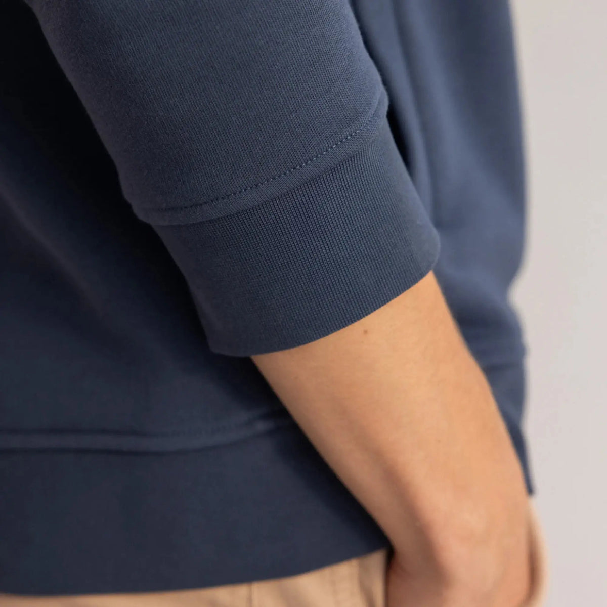 Détail du poignet côtelé et du bas de corps du sweat Horte bleu marine