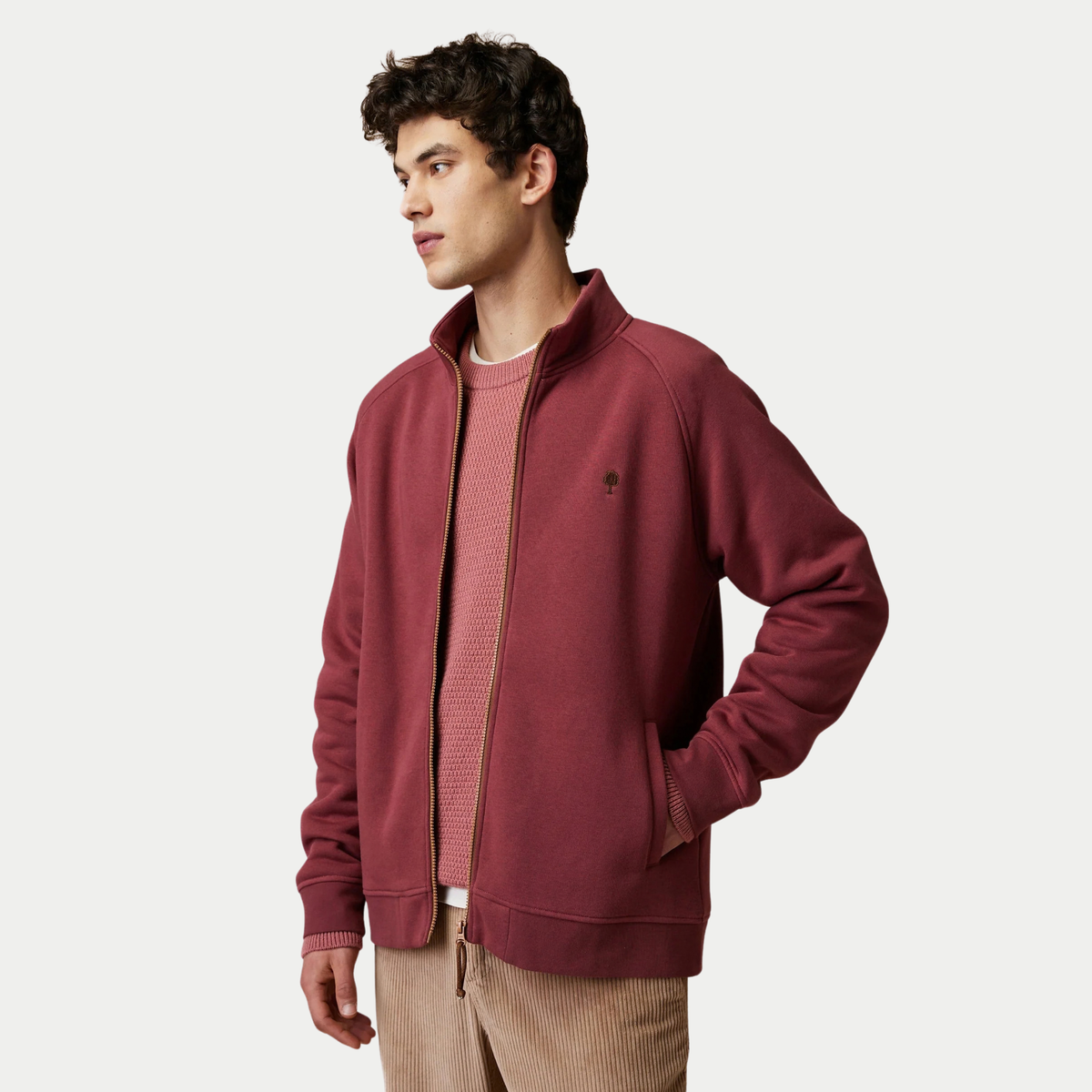 Sweat zippé Horte Bordeaux Faguo porté ouvert de trois quarts, manches raglan et poches verticales