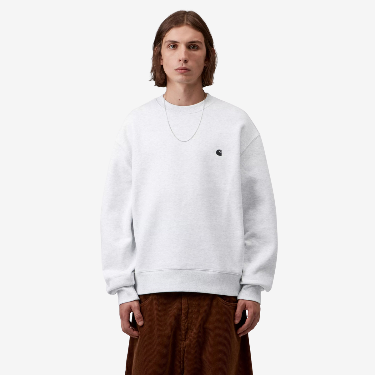 Sweat Mack Carhartt WIP Ash Heather porté de face, coupe balloon boxy, manches amples et poignets côtelés