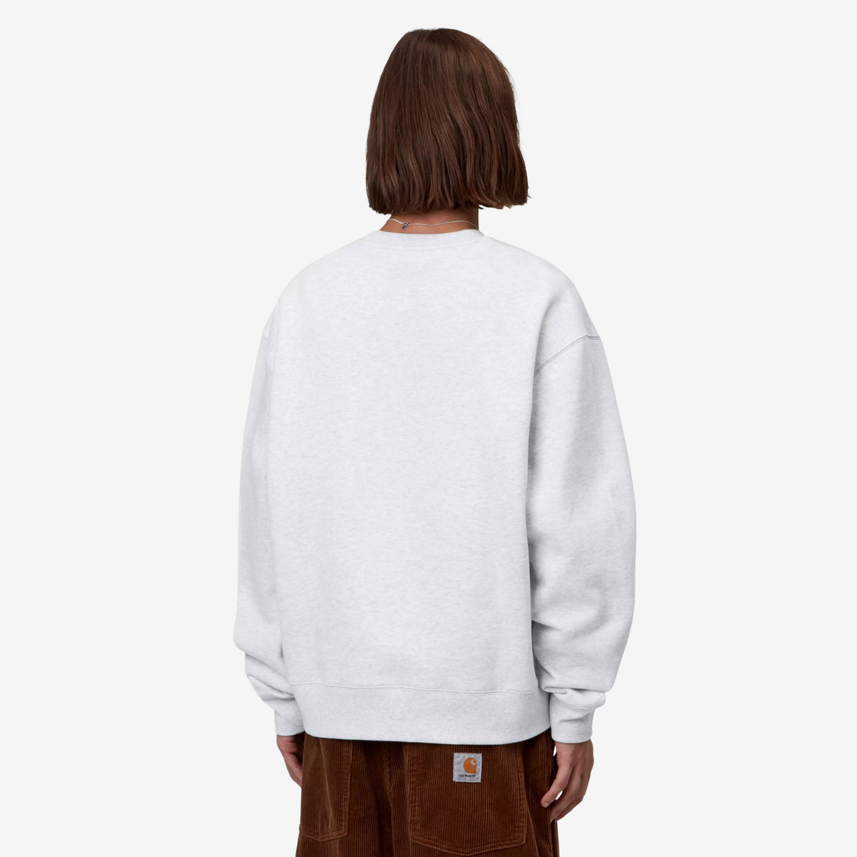 Sweat Mack Carhartt WIP Ash Heather porté de dos, épaules tombantes, emmanchures basses et bas côtelé