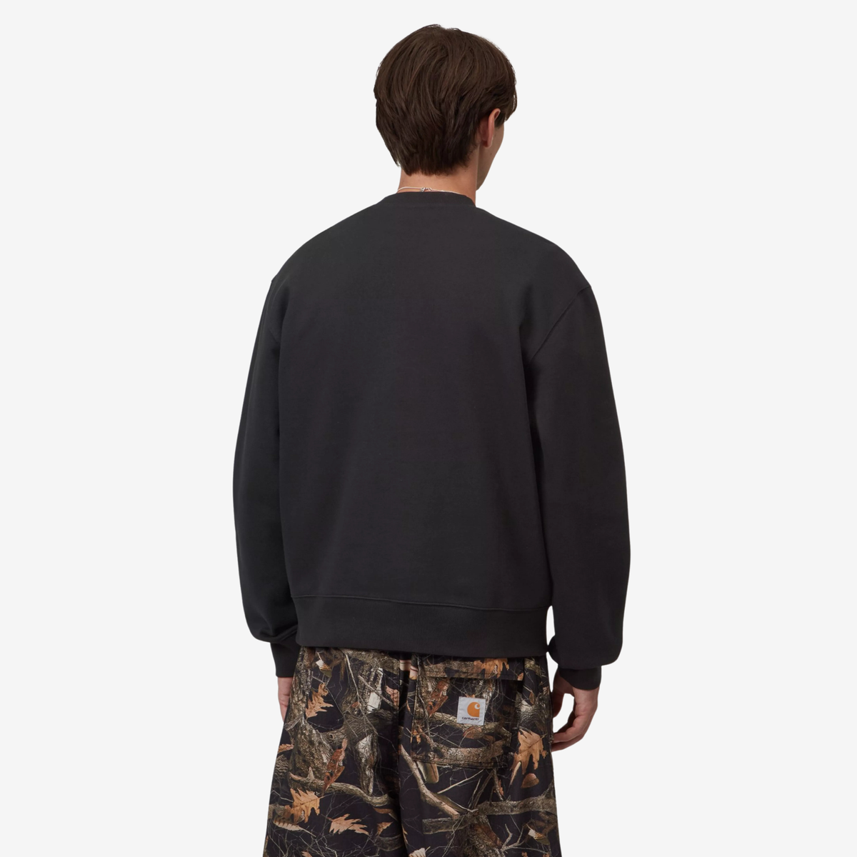 Sweat Mack Carhartt WIP noir porté de dos, emmanchures basses et bas côtelé