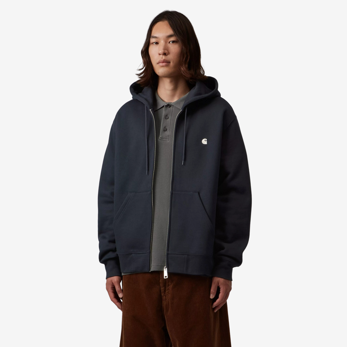 Sweat zippé à capuche Mack Carhartt WIP bleu marine porté ouvert, coupe balloon boxy et cordons de serrage