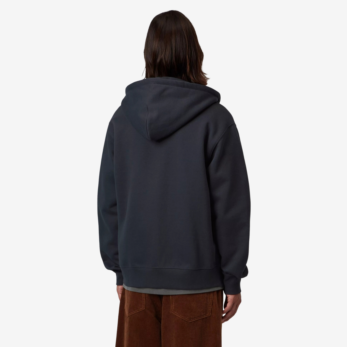 Sweat zippé à capuche Mack Carhartt WIP bleu marine vu de dos porté, épaules tombantes et capuche rabattue