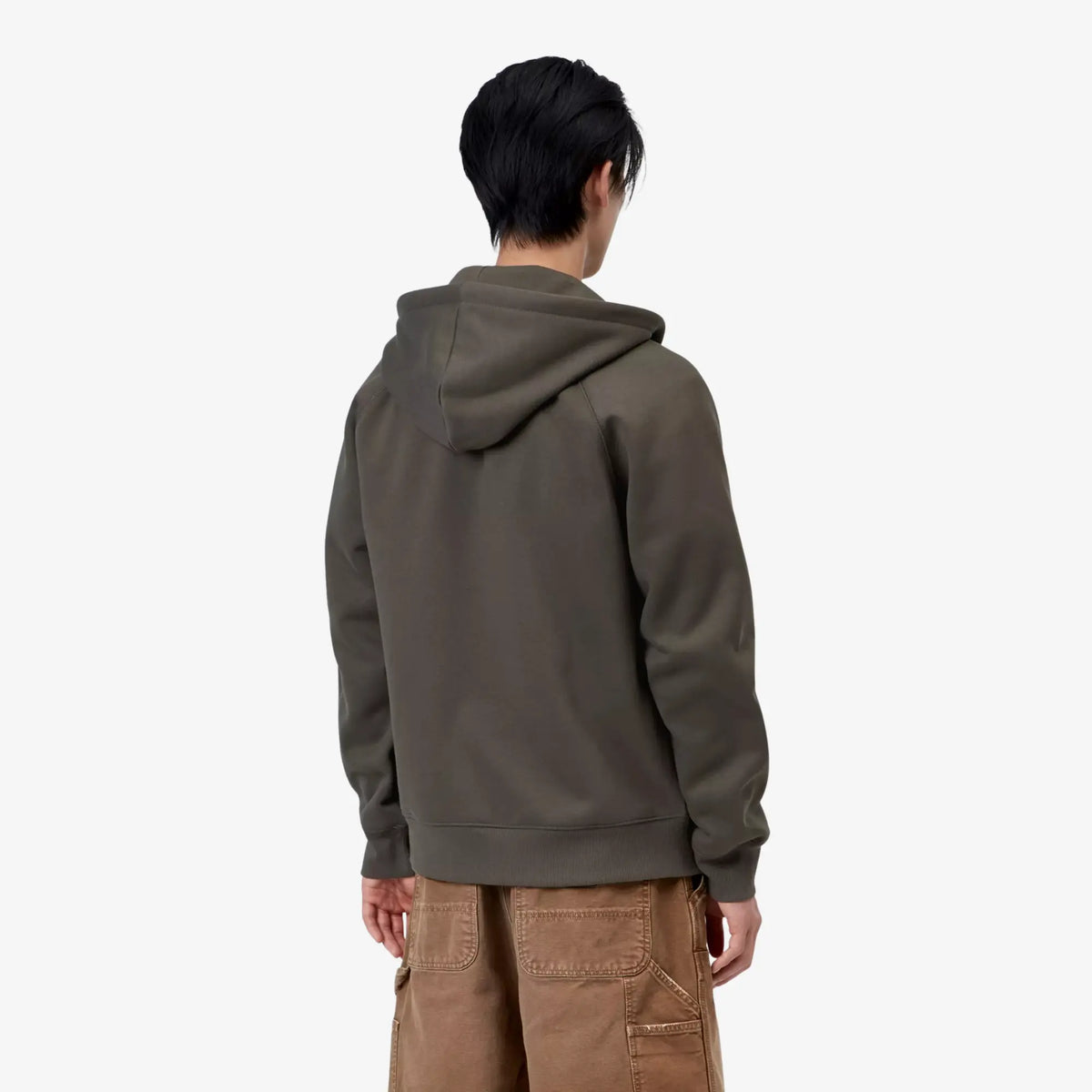 Vue de dos d'un homme portant le sweat zippé à capuche Chase Carhartt WIP vert olive grisé