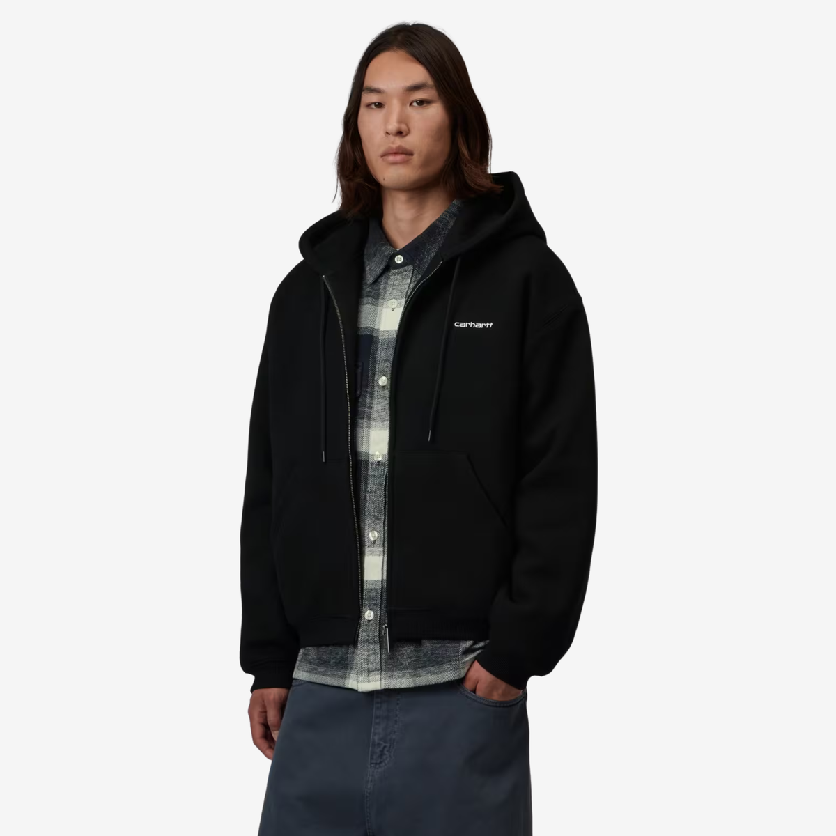 Sweat zippé Ebbert noir Carhartt WIP - porté de trois-quarts, zip ouvert et cordons de serrage de la capuche