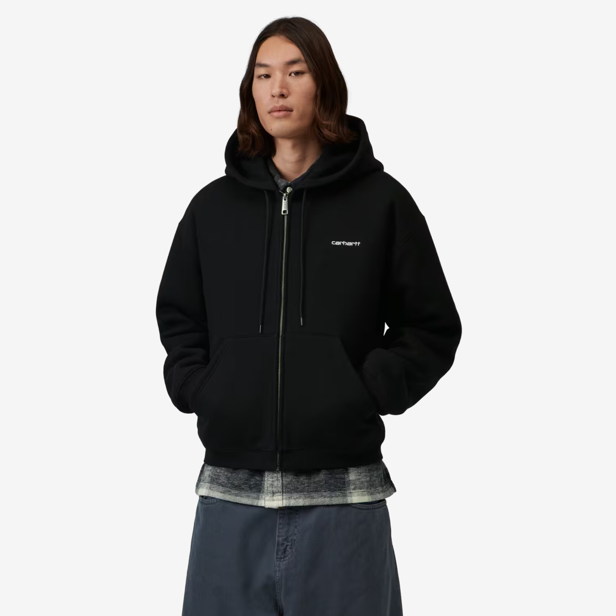Sweat zippé Ebbert noir Carhartt WIP - porté de face, zip fermé et mains dans la poche kangourou