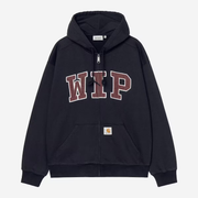 Sweat zippé à capuche Carhartt WIP bleu marine foncé à plat de face, lettrage WIP en appliqué bordeaux, poche kangourou