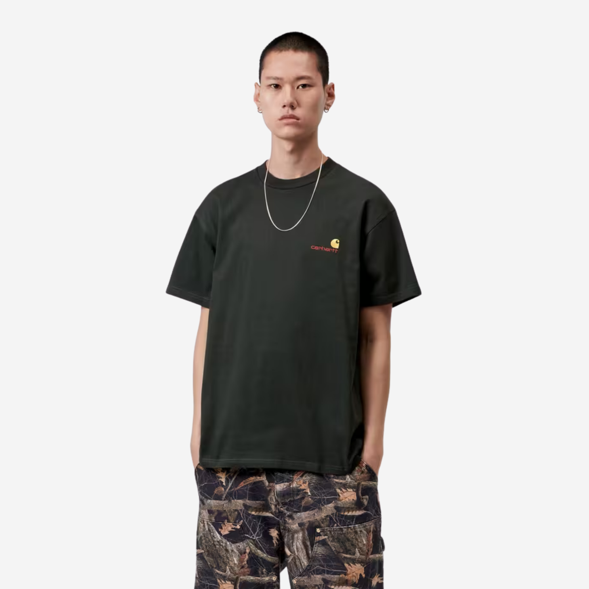 T-shirt American Script Carhartt WIP vert foncé porté de face, coupe ample et manches larges