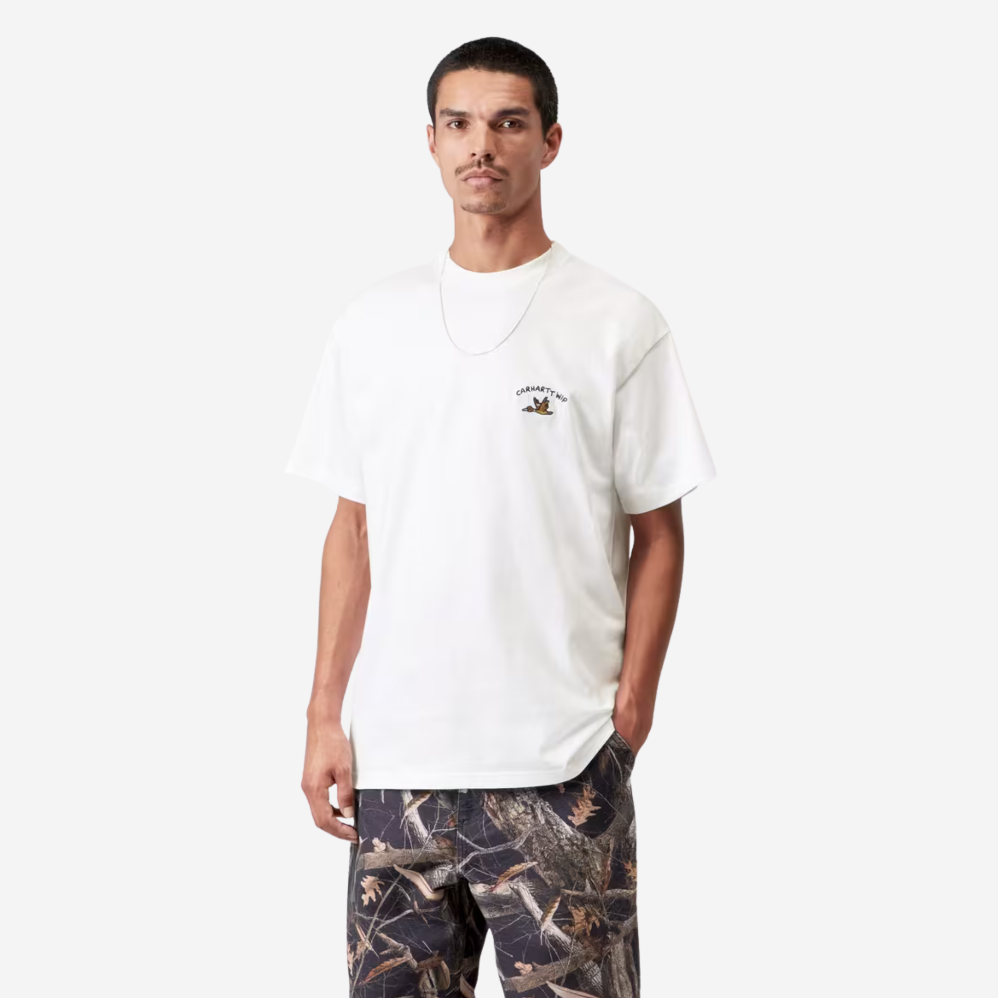 T-shirt Animated Ducks blanc Carhartt WIP porté de face, coupe loose et broderie canard sur la poitrine
