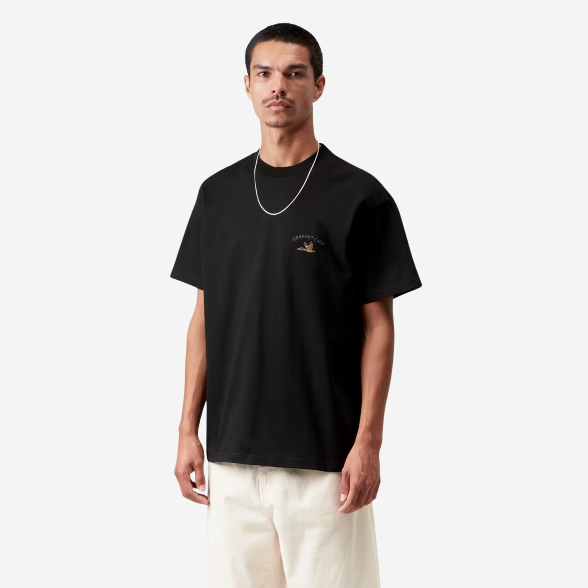 T-shirt Animated Ducks noir Carhartt WIP porté de trois quarts, broderie canard sur la poitrine