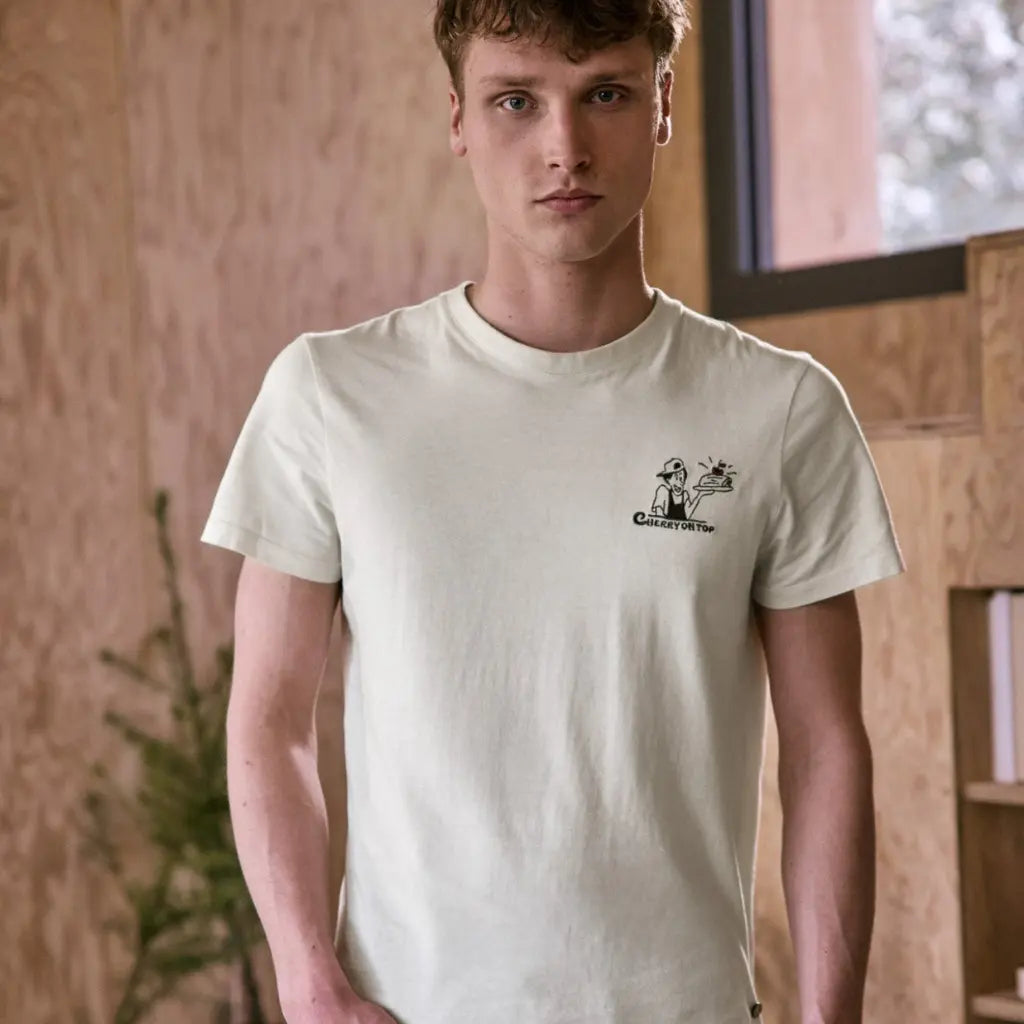 T-shirt Arcy écru porté de face, manches courtes et broderie Cherry on Top