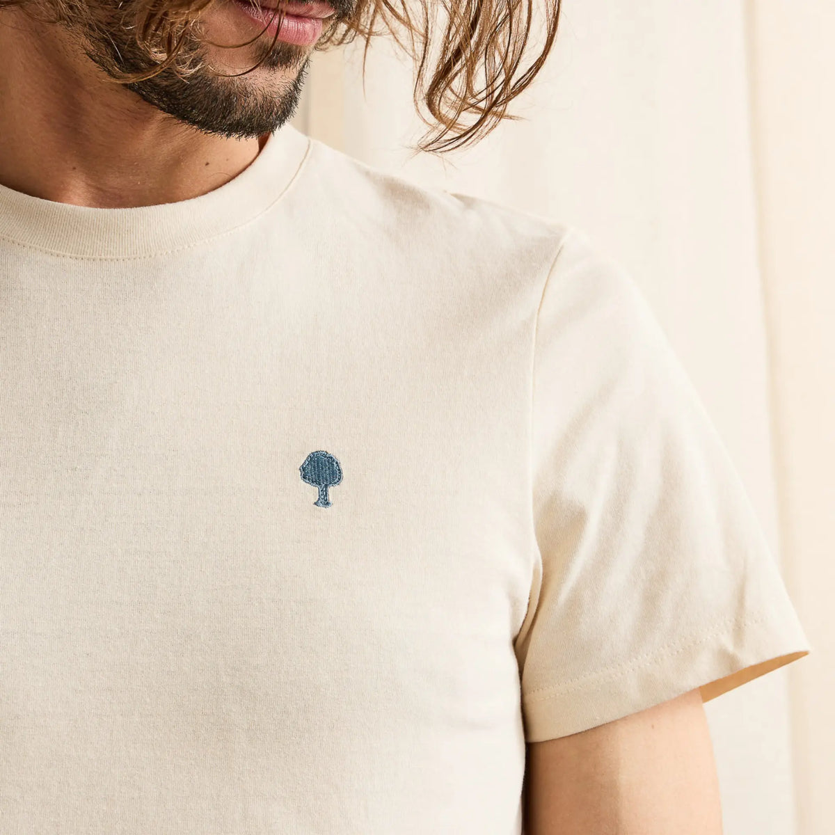 Buste porté du T-shirt Arcy écru, épaule et manche en coton uni