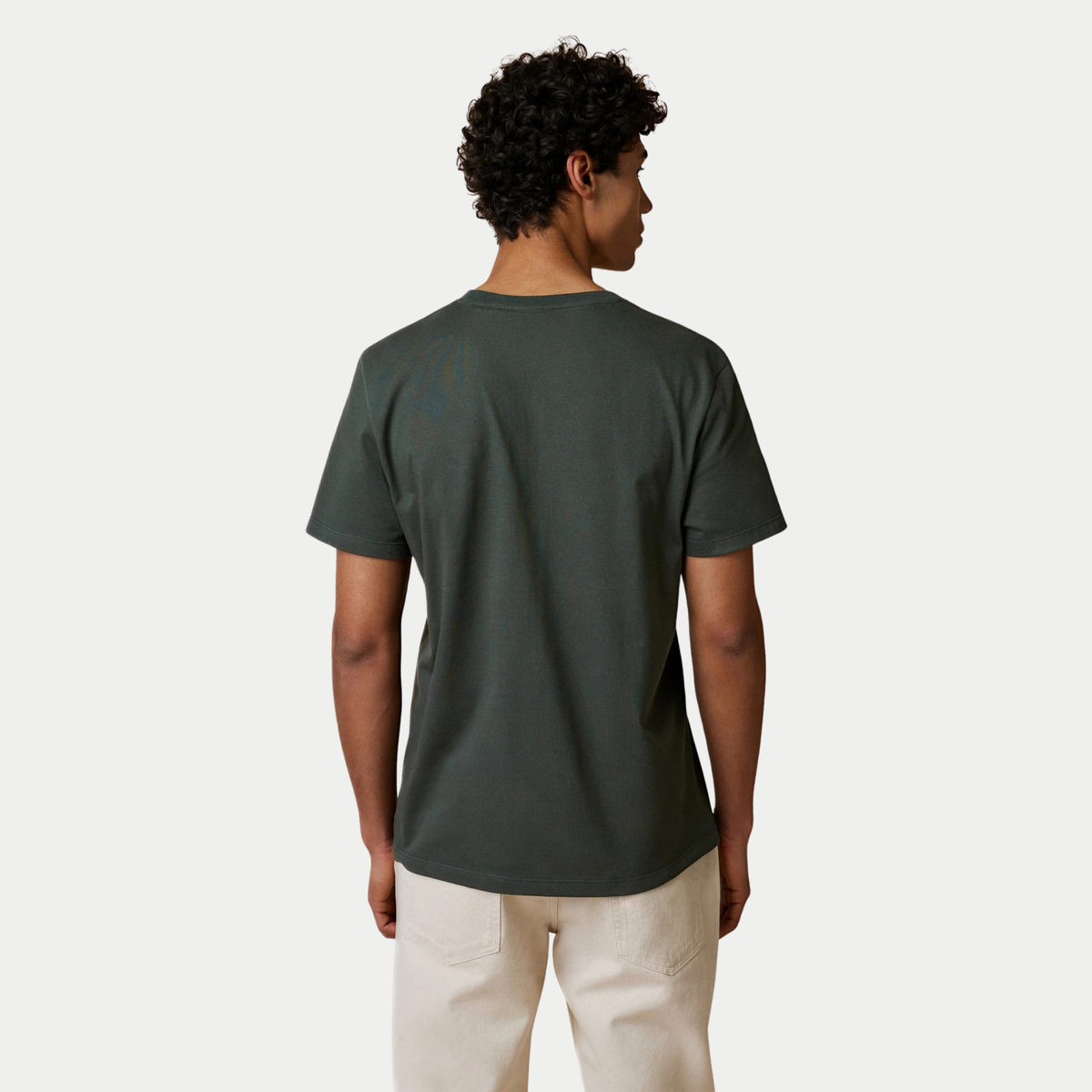 T-shirt Arcy Faguo vert foncé porté de dos, dos uni et bas arrondi