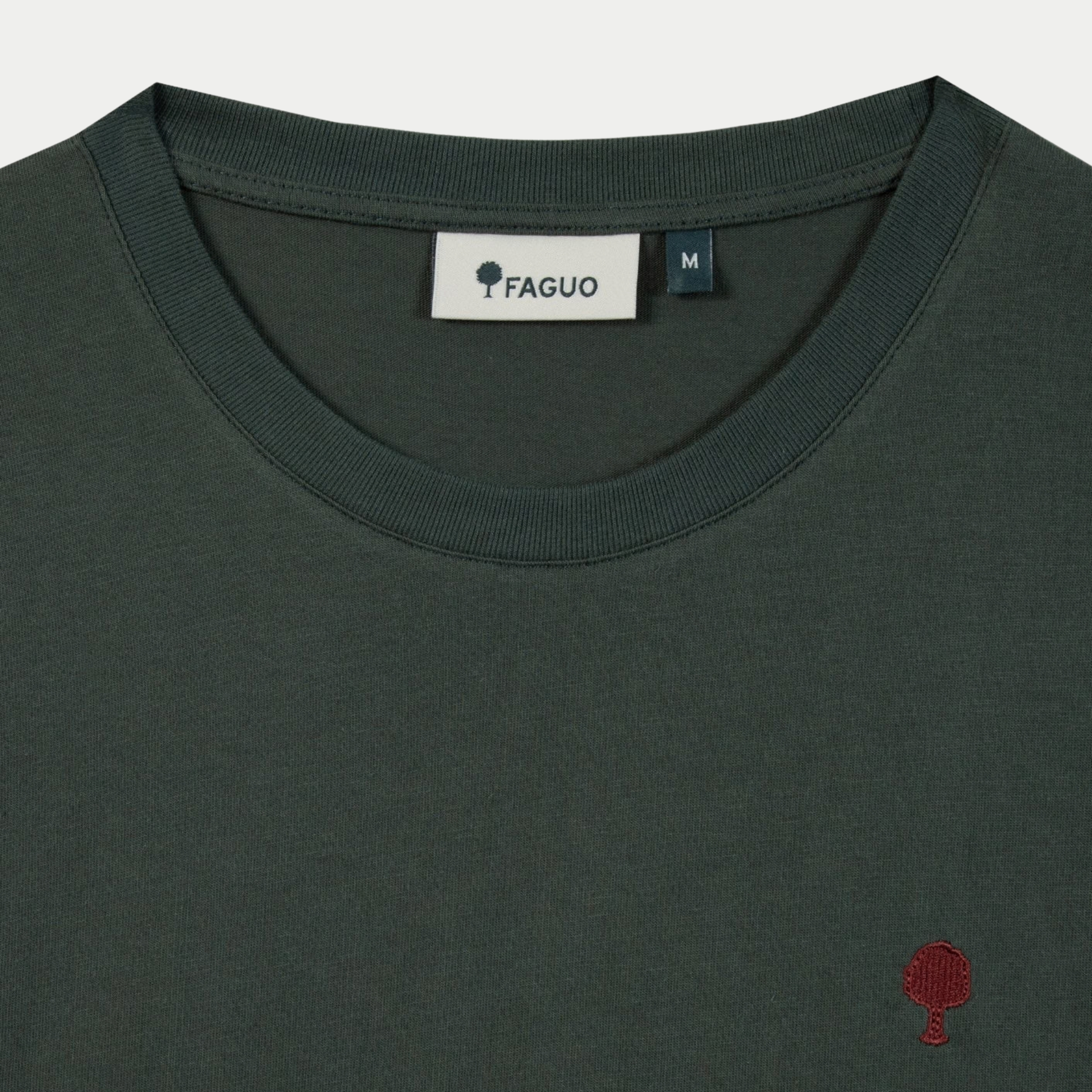 Détail du col et de l'étiquette FAGUO du T-shirt Arcy vert foncé, arbre brodé bordeaux