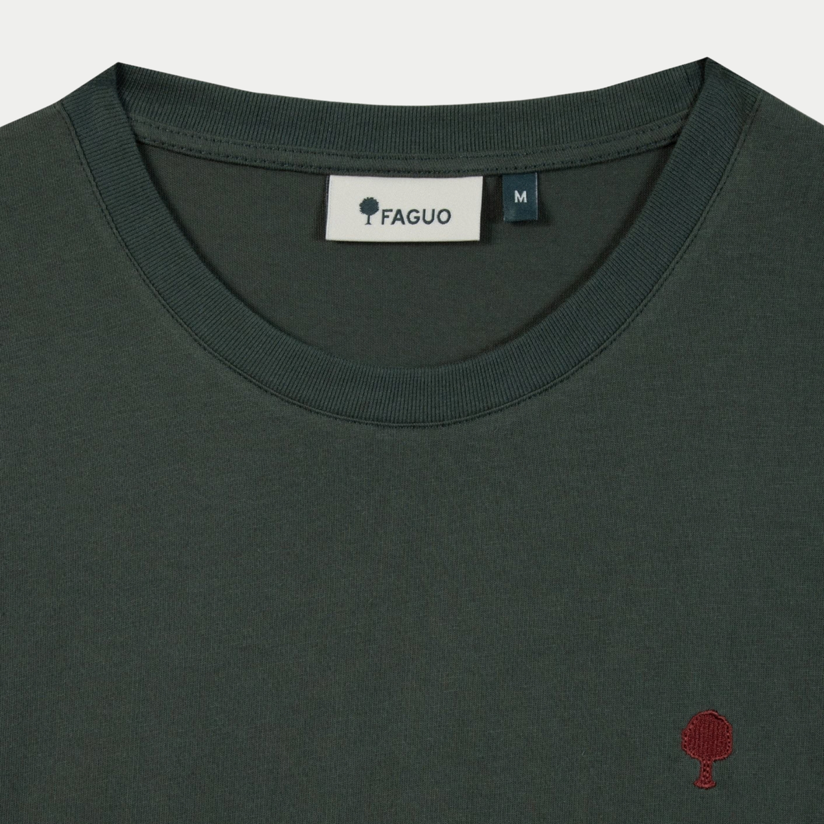 Détail du col et de l'étiquette FAGUO du T-shirt Arcy vert foncé, arbre brodé bordeaux