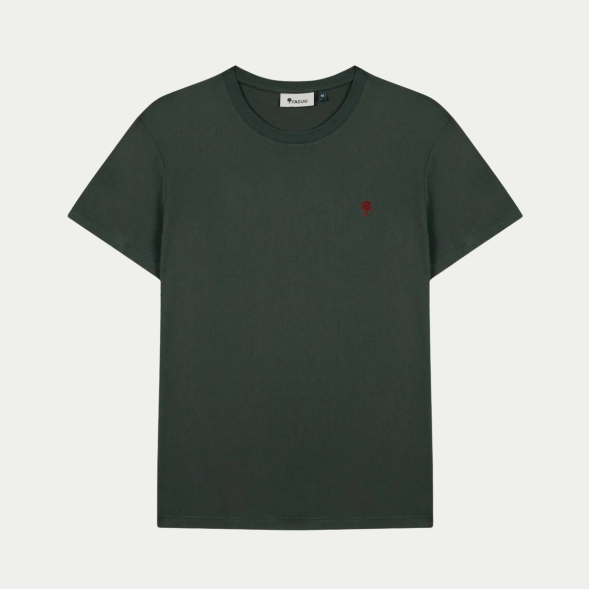 T-shirt Arcy Faguo vert foncé à plat de face, arbre brodé bordeaux sur la poitrine