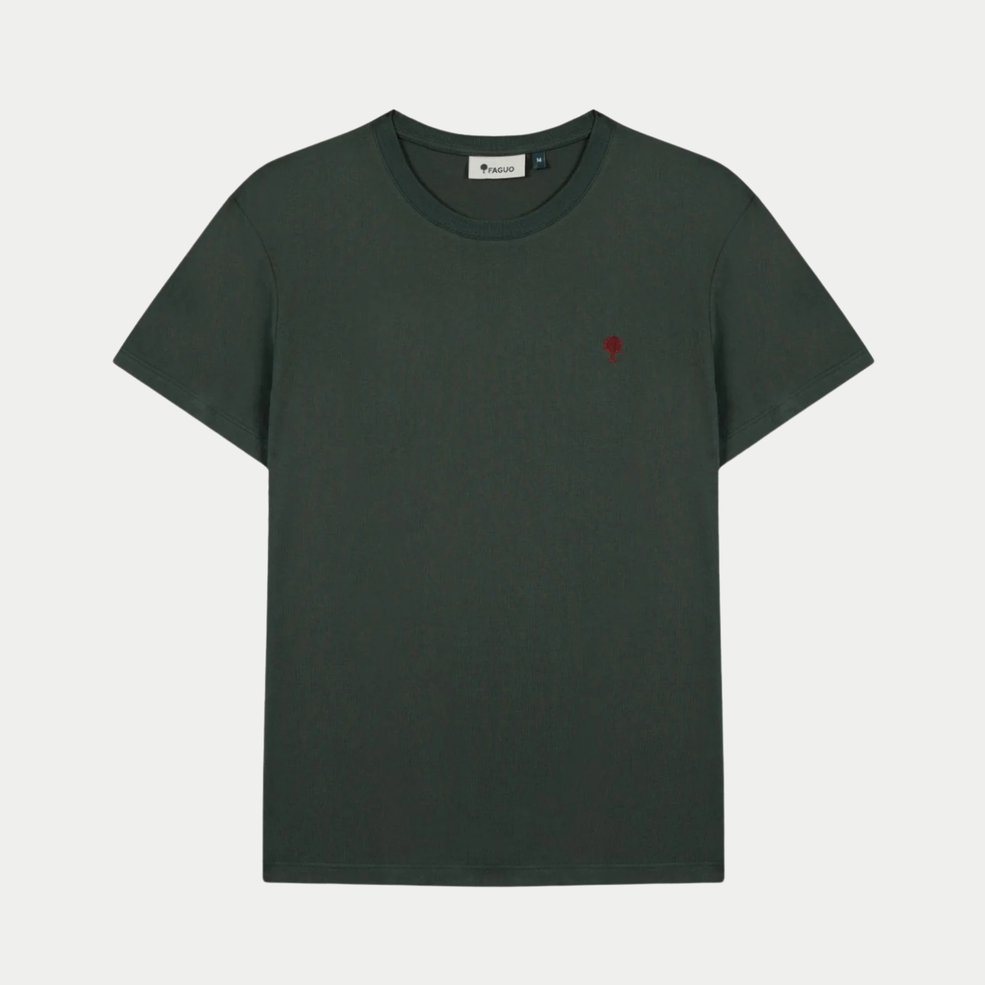 T-shirt Arcy Faguo vert foncé à plat de face, arbre brodé bordeaux sur la poitrine