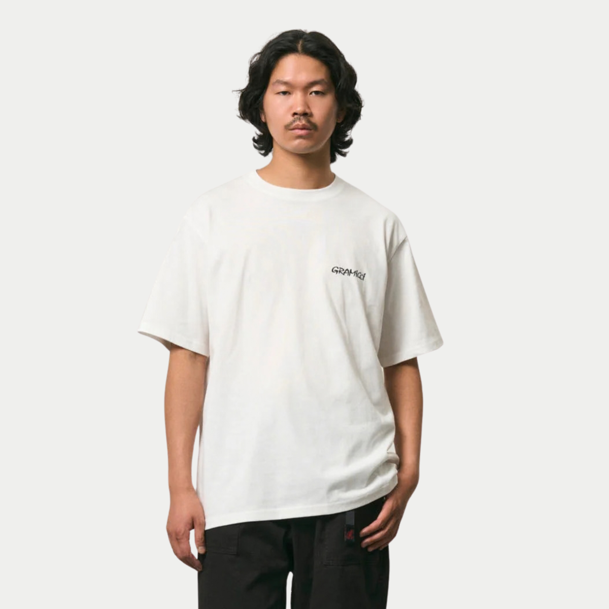T-shirt Bass Blanc Gramicci - porté de face, petit lettrage Gramicci noir sur la poitrine
